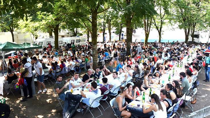 [ARGAZKIAK] 580 lagun bildu dira Elizondoko bestak borobildu dituen zikiro jatean