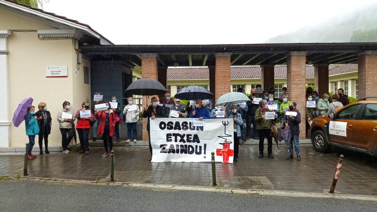 Lesakako Osasun Etxearen aitzinean elkartu dira bertze behin