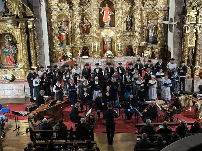 Eguberriko kontzertu ederra eman du aurten ere Mendi Abesbatzak Donezteben