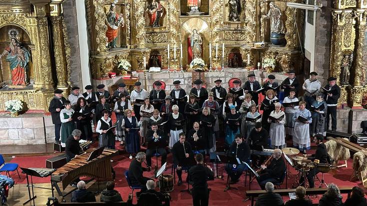 Eguberriko kontzertu ederra eman du aurten ere Mendi Abesbatzak Donezteben