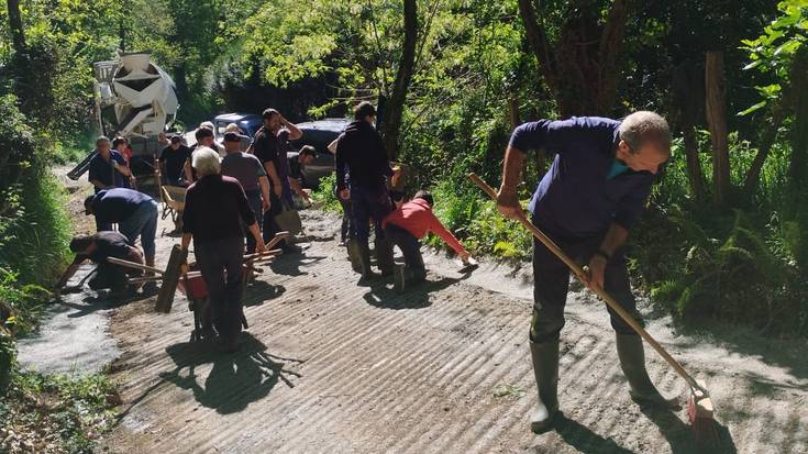 Auzolanean pistak moldatzen eta garbitzen aritu dira Berako Zalain auzoko bizilagunak