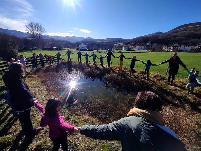 Hezeguneen Nazioarteko Egunari keinua egin diote Amaiurko eskolan
