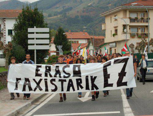 Faxismoaren aurkako manifestazioak 150 lagun bildu zituen Donezteben