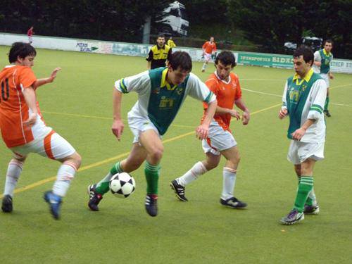 Beti Gazteko futbol talde nagusiak sendo eusten dio lidergoari