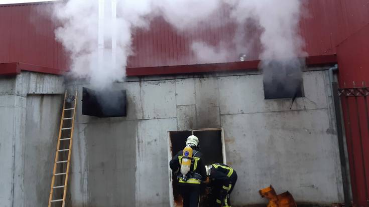 Su hartu du Beran Toki Ona kiroldegiaren gibelean dagoen biomasa biltegiak