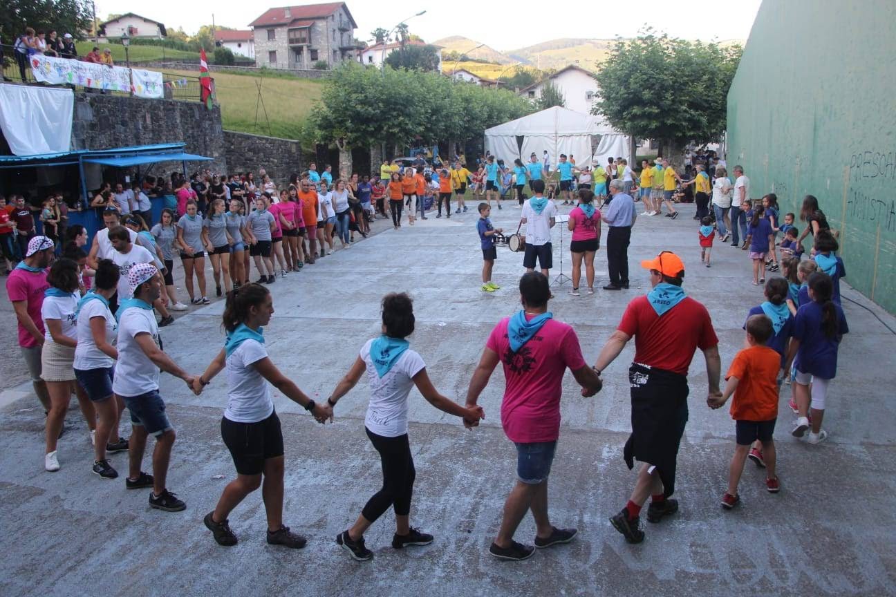 Aresoko festa batzordeak bilera deitu du bihar arratsalderako