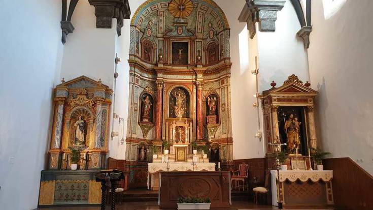 Aresoko elizako aldarea berritu dute