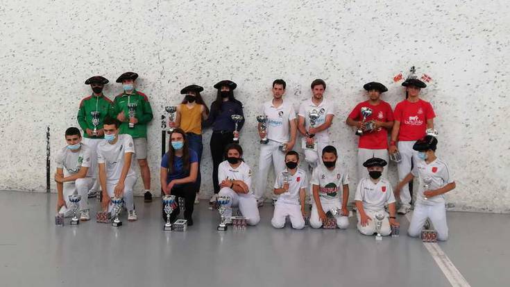 Herrian eta herritik kanpo txapelak banatu dituzte Goizuetako pilota txapelketako finalean