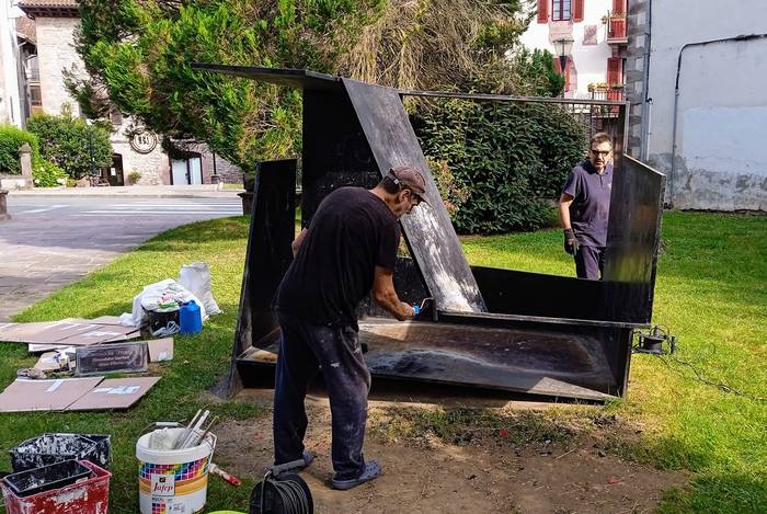 Jorge Oteizaren eskultura garbitu eta margotu dute Elizondon auzolanean