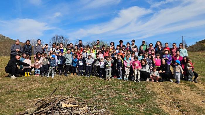 Zuhaitzaren Eguna eta bertze ekimen ugari egin dituzte martxoan Etxalarko Landagain eskolan