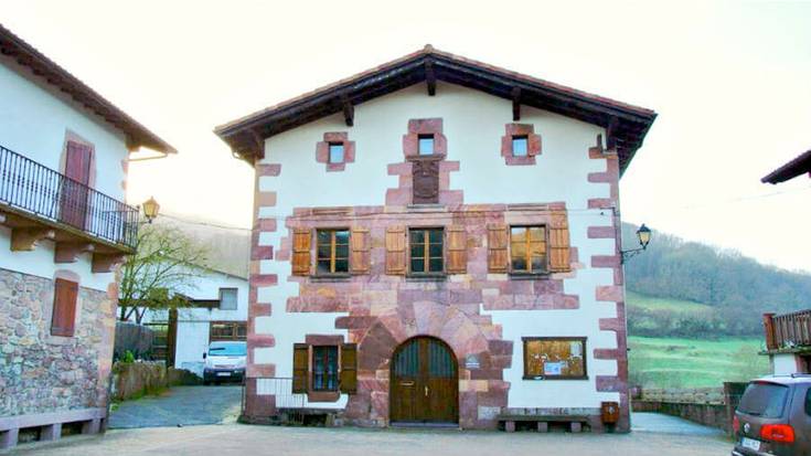 Amaiurko ostatua eta 40 oheko aterpearen kudeaketa urte baterako errentan emateko deialdia egin du Amaiurko Herriak