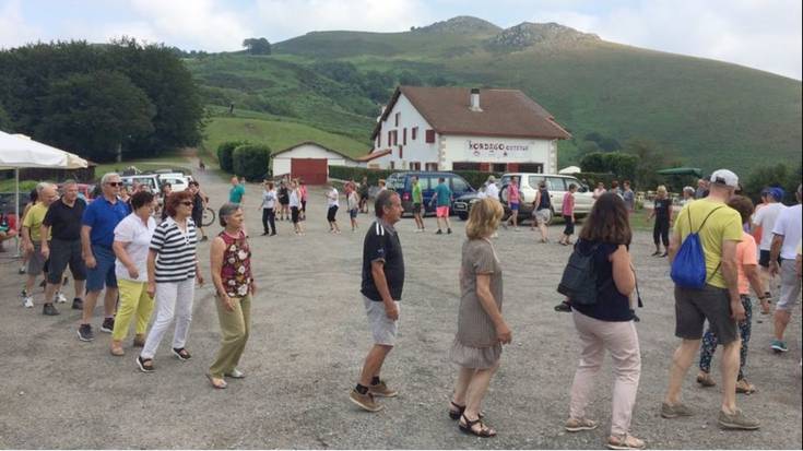 Bortziriak dantzan ekimena Etxalarren ibiliko da larunbatean