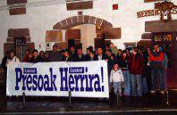 Euskal presoak izan zituzten gogoan
