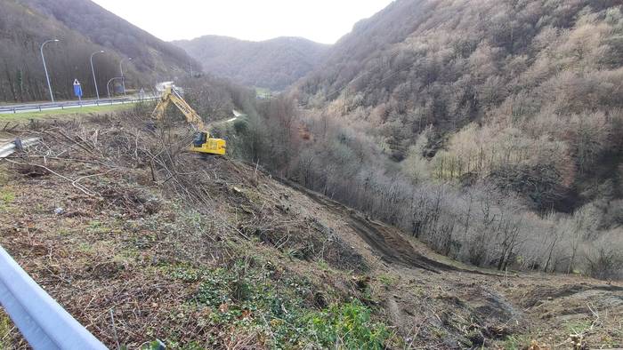 N-121-A errepidearen bikoizte lanekin segitzeko, hasi dira lanean Belateko eta Almandozko tunelen arteko zatian
