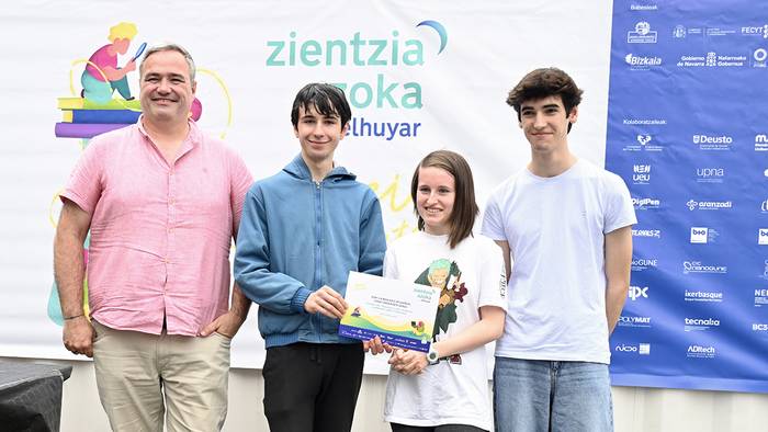 Leitzako Amazabal Institutuko ikasleek saria eskuratu dute Elhuyar Zientzia Azokan