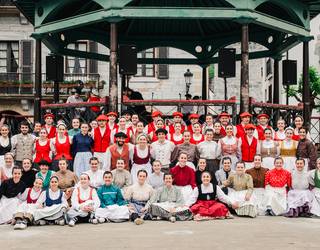 Helduen Tantirudantza jaialdiarekin borobildu dute Ernatu Udaberriko Dantza Zikloa Lesakan
