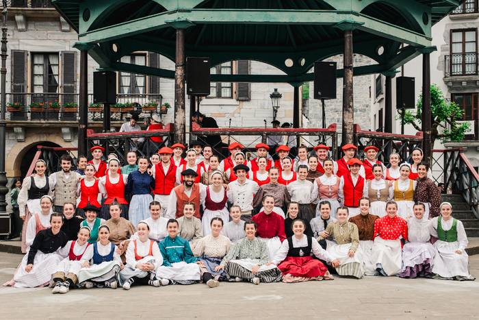 Helduen Tantirudantza jaialdiarekin borobildu dute Ernatu Udaberriko Dantza Zikloa Lesakan