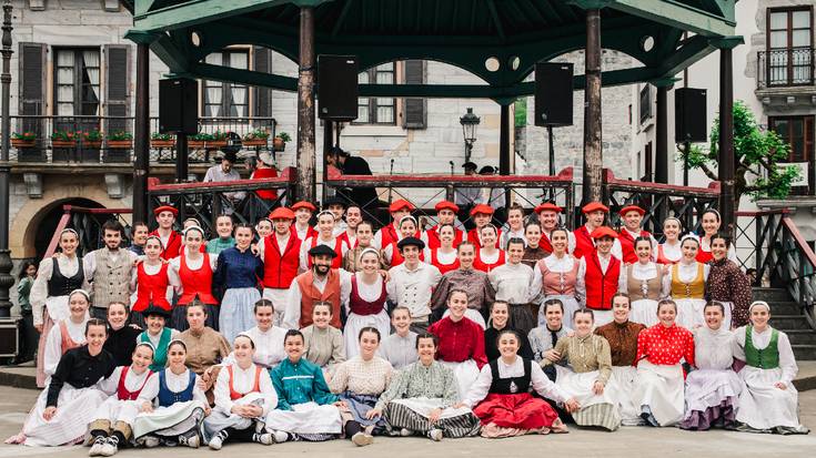 Helduen Tantirudantza jaialdiarekin borobildu dute Ernatu Udaberriko Dantza Zikloa Lesakan