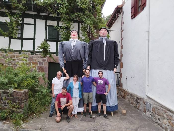 Etxalarko erraldoi zaharrak zaharberritu dituzte auzolanean