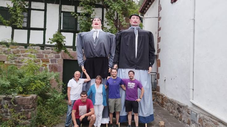 Etxalarko erraldoi zaharrak zaharberritu dituzte auzolanean