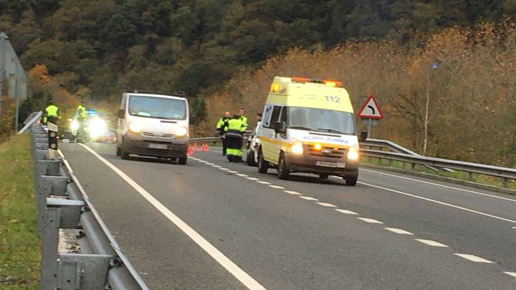 Auto baten eta kamioi baten arteko istripua Beran