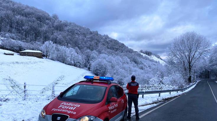 Belate eta Saioa inguruetan aparkatutako autoetan lapurretak salatu dituzte