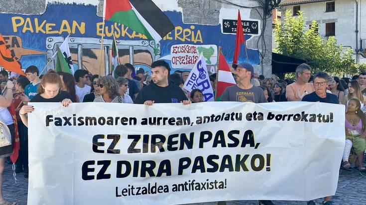 [ARGAZKIAK+BIDEOA] Elkarretaratze jendetsua egin dute Leitzan agertu diren pintada faxistak salatzeko