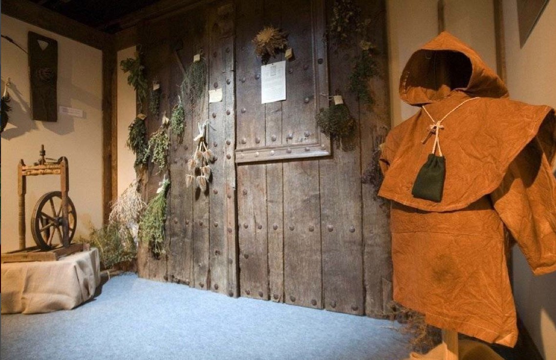 Zugarramurdiko Sorginen Etxea museo bitxienen artean aukeratu dute
