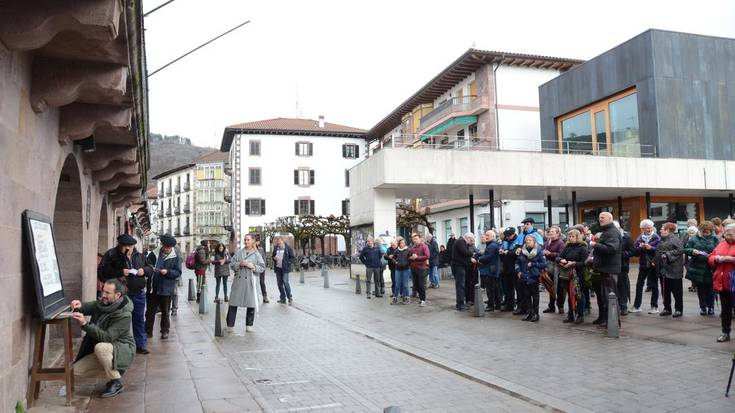 Baztandarrek San Anton eguna ospatu dute goizean Elizondoko plazan