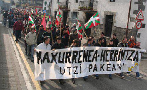‘Maxurrenea herrintzat’ uzteko eskatu dute ehunka lagunek