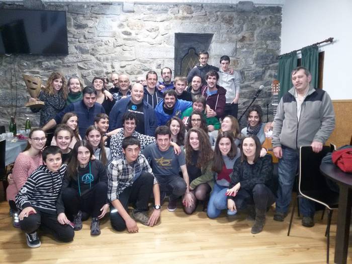 “Guk ez dugu nahi” taldeko Iker Gorosterrazuk eta Joanes eta Xabat Illarregik irabazi dute Bortzirietako 20. taldekako bertso lehiaketa