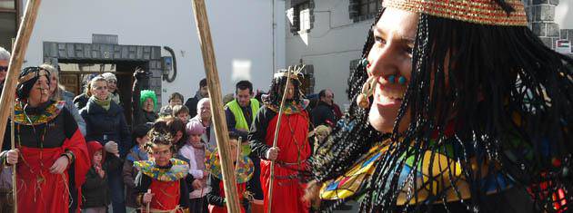 Leitzako kaleak kolore eta umorez bete ziren igandeko gurdi desfilean