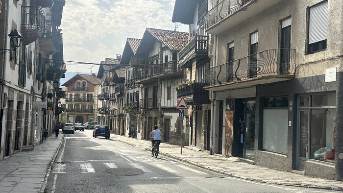 Gaur goizean hasi dituzte Berako Altzate karrika moldatzeko lanak