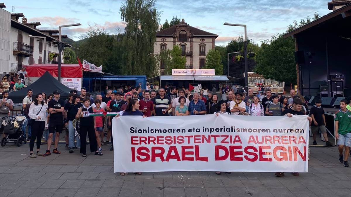 Palestinaren aldeko elkartasun keinua egin dute Elizondoko bestetan