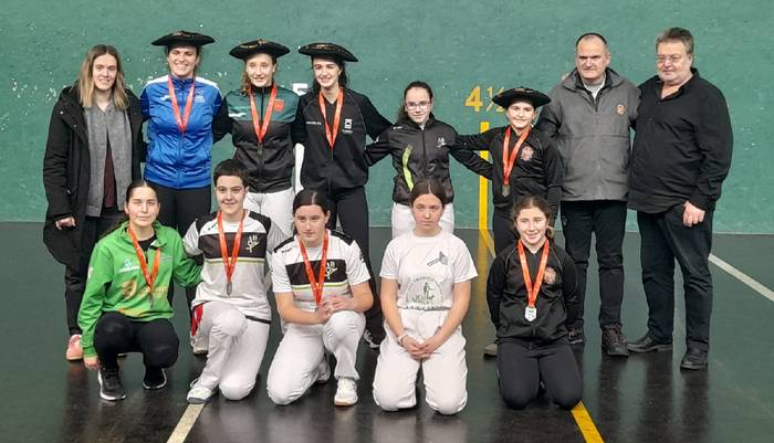 Nafarroako Kirol Jokoetan nesken buruz buruko pilota txapelketaren finaletan lau txapel lortu dituzte eskualdeko pilotariek