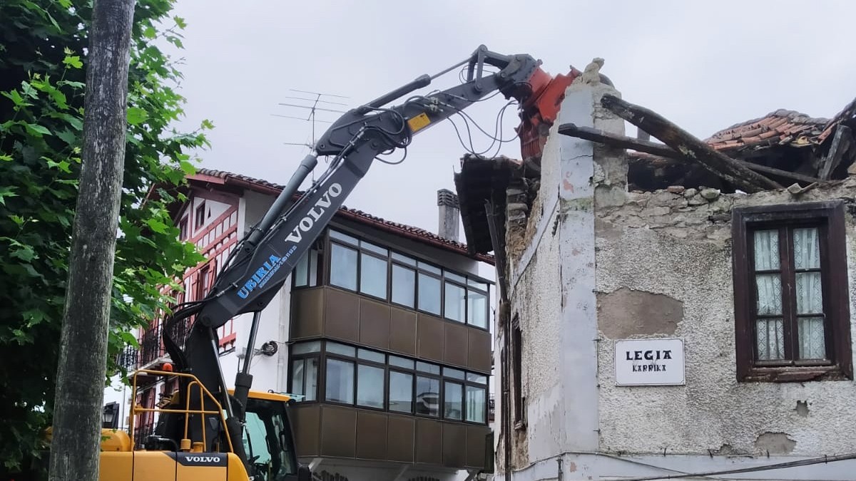Berako Zubimuxu etxea eraisteko lanak hasi dituzte