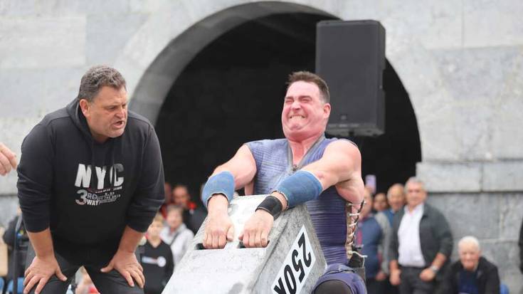 [ARGAZKIAK] Plaza bete jende Inaxio Perurenaren agurrean