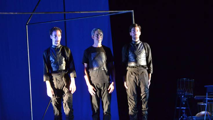 Led Silhouettek dantza emanaldi gustagarria eskaini du Beran