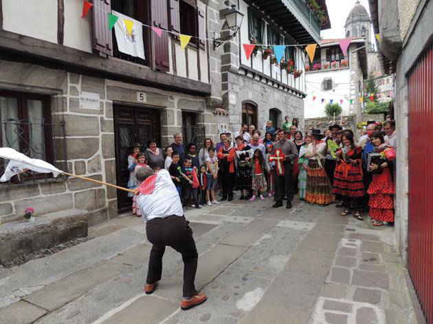 La Macarena auzoarekin senidetu dira Zarandiako bestetan