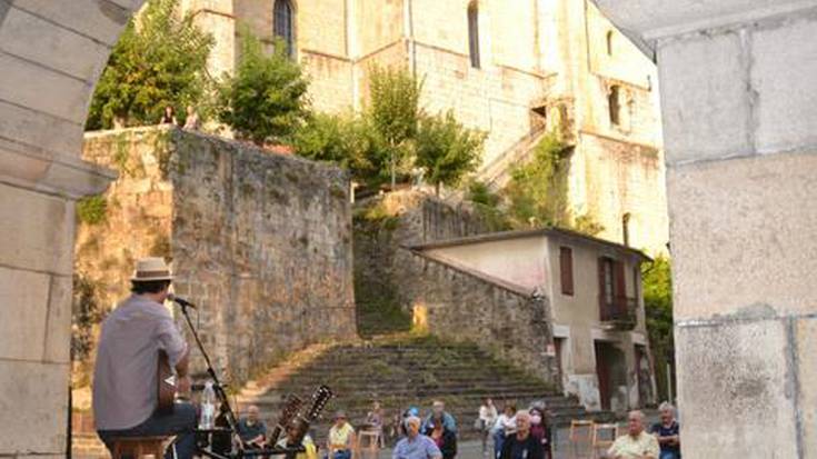 Kontzertu bikaina eman du JAC artistak Beran