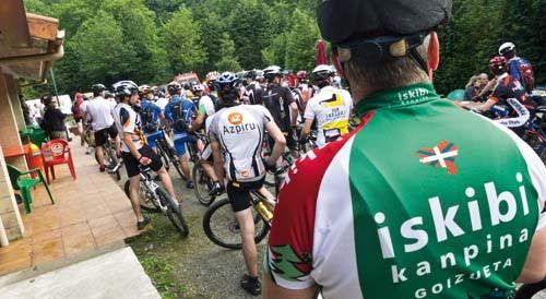  124 lagun mendi bizikleta ateraldian