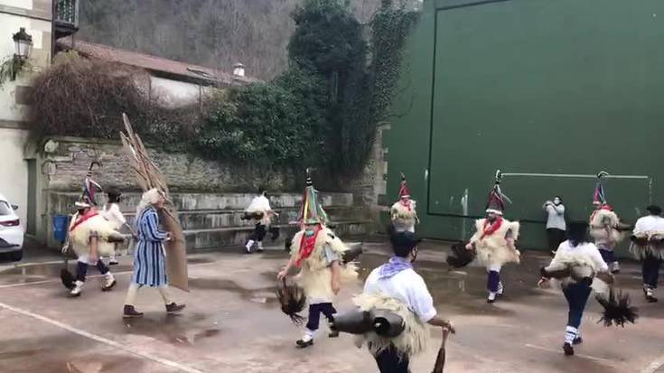 Joareak astinduz inauteri seinalea egin dute Iturenen