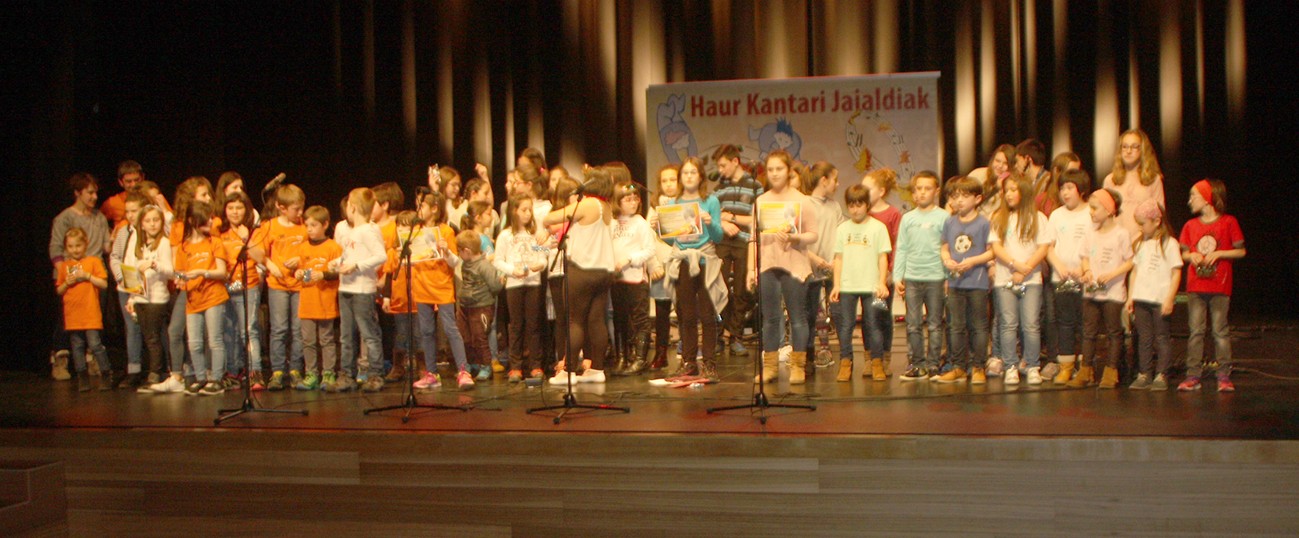 Nafarroako Haur eta Gaztetxo kantari jaialdi arrakastatsua egin dute Lesakan 