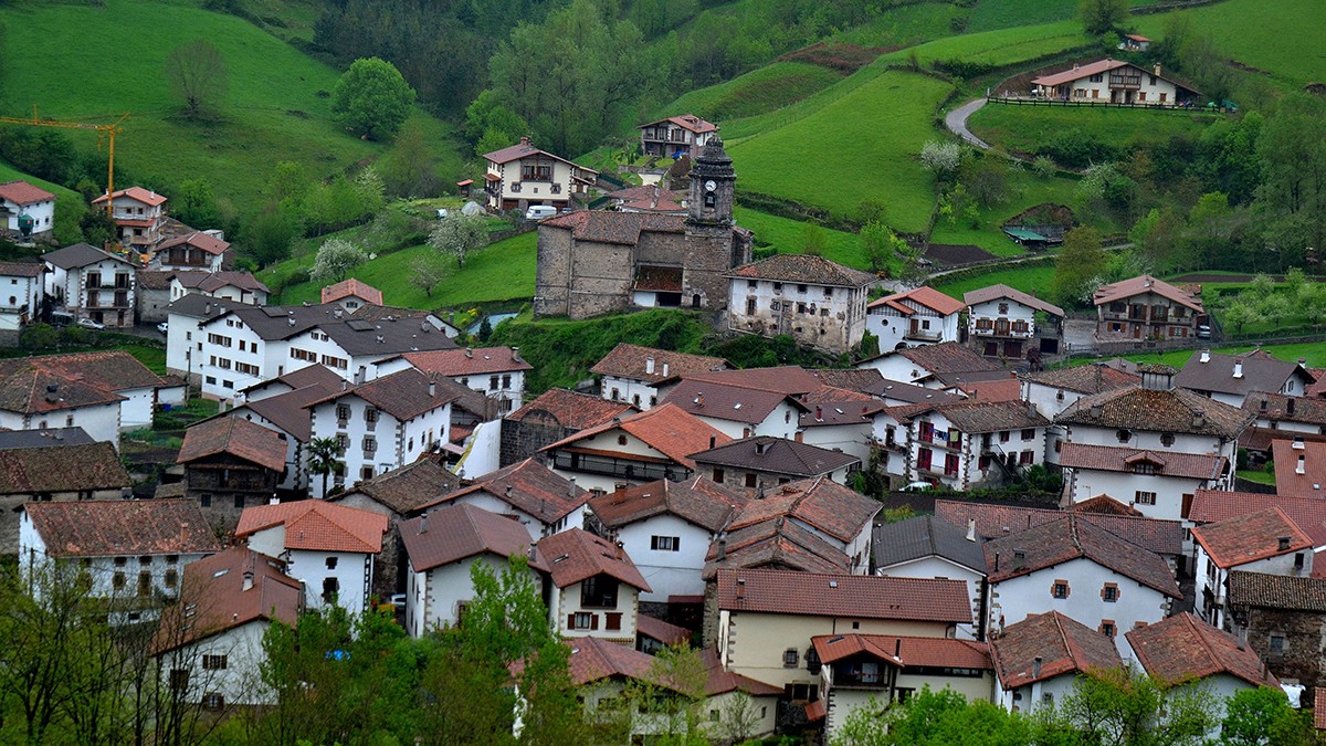 516 langaberekin bukatu da uztaila