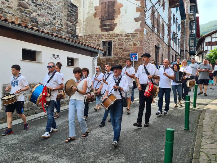 Etxalarko musikarien doinuak biltzeko lanean ari da Altxata elkartea