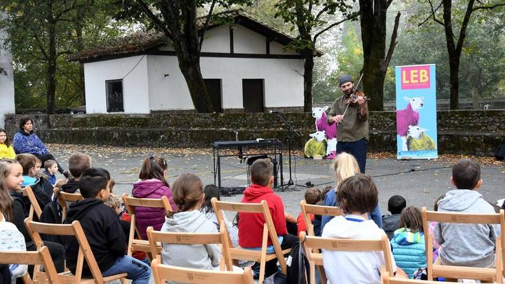 Oholtza gisa jardun dute Elizondoko karrikek LEB Intensif festibalarekin
