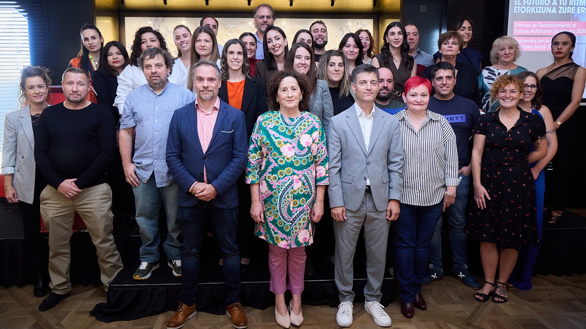 Nafarroako Gobernuak Sara Apeztegia doneztebarra saritu du Autonomoen Lana Aitortzeko Galan