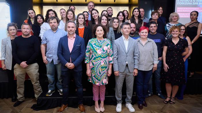 Nafarroako Gobernuak Sara Apeztegia doneztebarra saritu du Autonomoen Lana Aitortzeko Galan