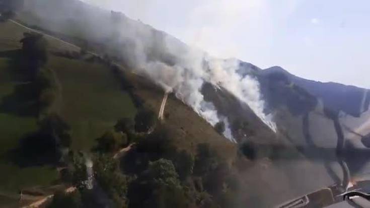 Zozaian mendiko sute bat itzali dute igande arratsaldean