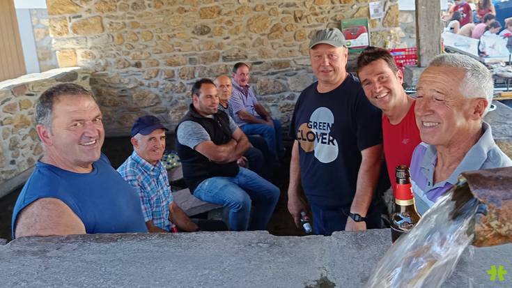 [ARGAZKIAK] Donamariako Artze auzoko bestetan 80 bat lagun bildu dira mahaiaren bueltan